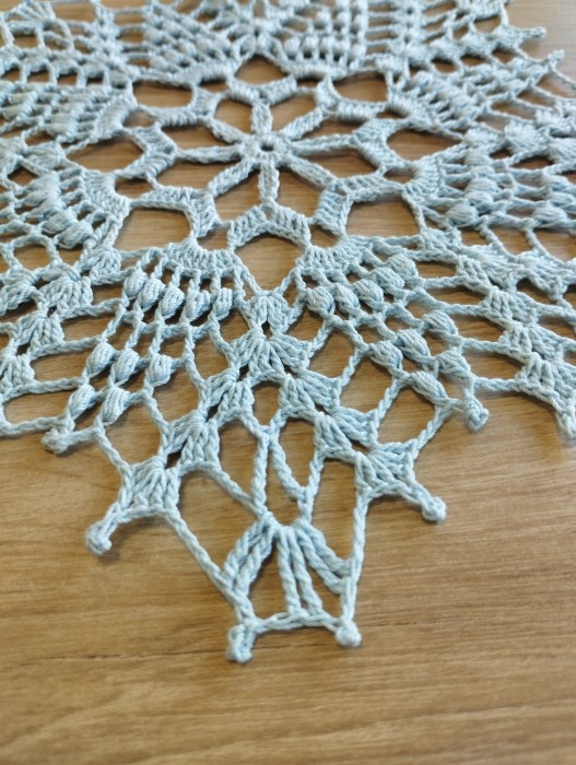 Serwetka szydełkowa BŁĘKITNA, z nici bawełnianej - RĘKODZIEŁO 24 cm