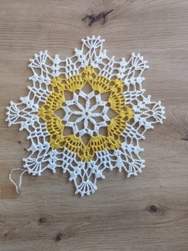 Serwetka szydełkowa BIAŁO - ŻÓŁTA, z nici bawełnianej - RĘKODZIEŁO 21 cm