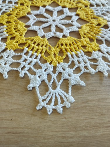 Serwetka szydełkowa BIAŁO - ŻÓŁTA, z nici bawełnianej - RĘKODZIEŁO 21 cm