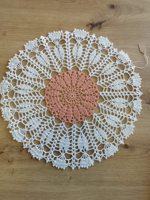 Serwetka szydełkowa BIAŁO - POMARAŃCZOWA, z nici bawełnianej - RĘKODZIEŁO 29,5