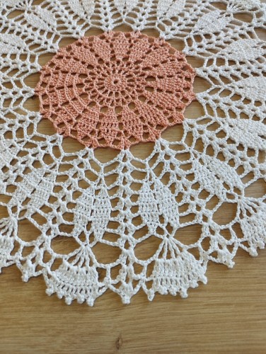 Serwetka szydełkowa BIAŁO - POMARAŃCZOWA, z nici bawełnianej - RĘKODZIEŁO 29,5