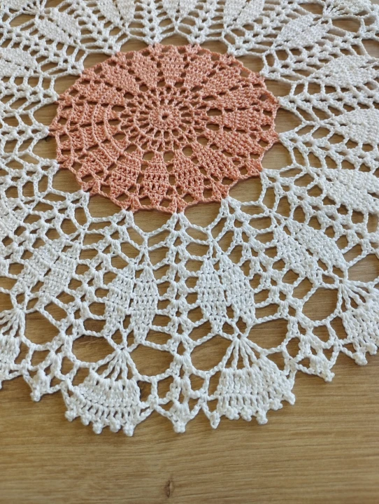 Serwetka szydełkowa BIAŁO - POMARAŃCZOWA, z nici bawełnianej - RĘKODZIEŁO 29,5