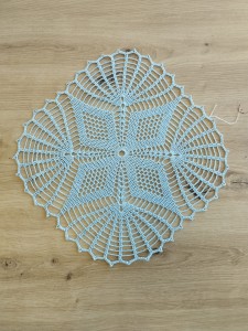 Serwetka szydełkowa BŁĘKITNA, z nici bawełnianej - RĘKODZIEŁO 32 cm