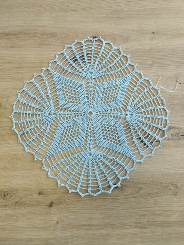 Serwetka szydełkowa BŁĘKITNA, z nici bawełnianej - RĘKODZIEŁO 32 cm