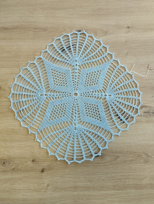 Serwetka szydełkowa BŁĘKITNA, z nici bawełnianej - RĘKODZIEŁO 32 cm