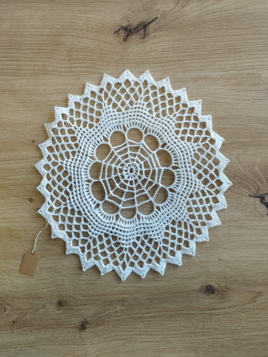 Serwetka szydełkowa BIAŁA, z nici bawełnianej - RĘKODZIEŁO 21 cm