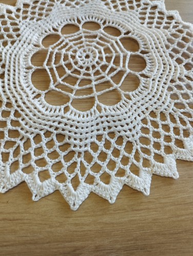 Serwetka szydełkowa BIAŁA, z nici bawełnianej - RĘKODZIEŁO 21 cm