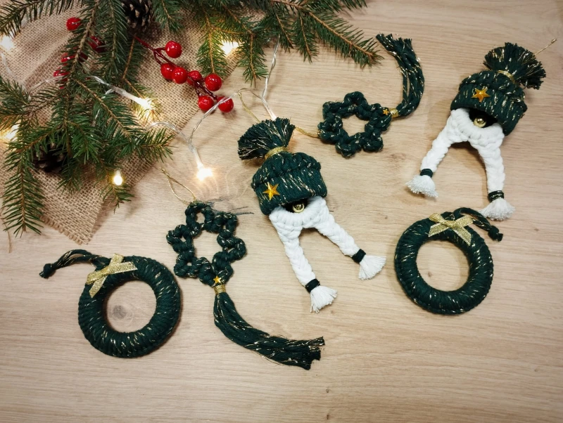 Box świąteczny z ozdobami ze sznurka - Boże Narodzenie - 6 elementów, ciemnozielony ze złotą nitką