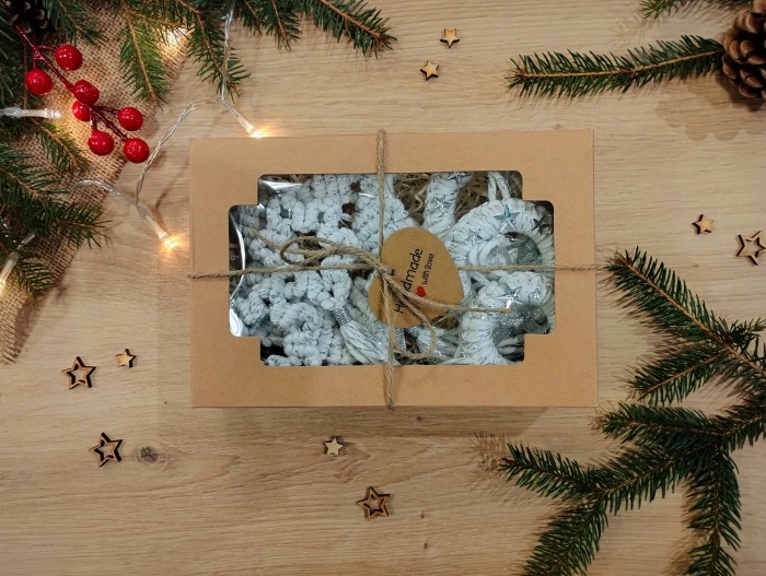 Box świąteczny z ozdobami ze sznurka - Boże Narodzenie - 6 elementów, biały ze srebrną nitką