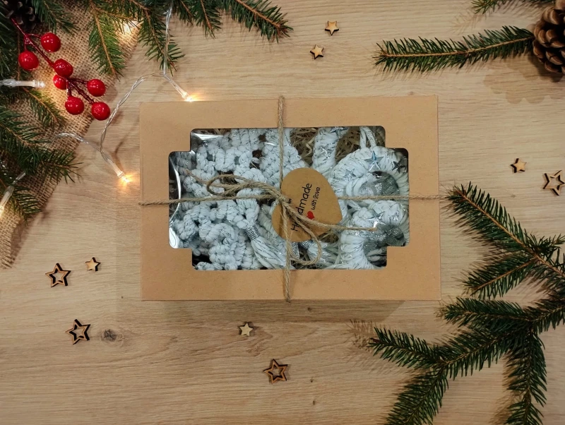 Box świąteczny z ozdobami ze sznurka - Boże Narodzenie - 6 elementów, biały ze srebrną nitką