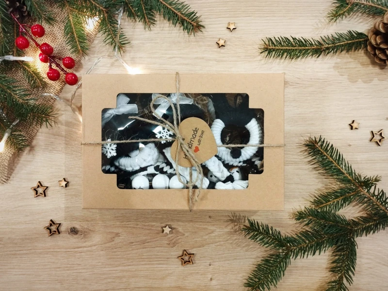 Box świąteczny z ozdobami ze sznurka - Boże Narodzenie - 8 elementów, biało-czarny