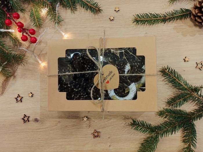 Box świąteczny z ozdobami ze sznurka - Boże Narodzenie - 6 elementów, ciemny brąz ze złotą nitką