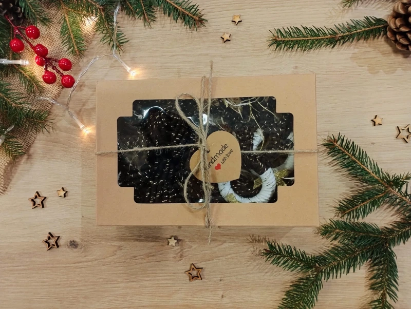 Box świąteczny z ozdobami ze sznurka - Boże Narodzenie - 6 elementów, ciemny brąz ze złotą nitką