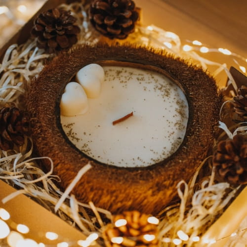 Świeca sojowa w KOKOSIE Z WŁOSEM, duża - Świąteczna Piernikowa, 600 ml