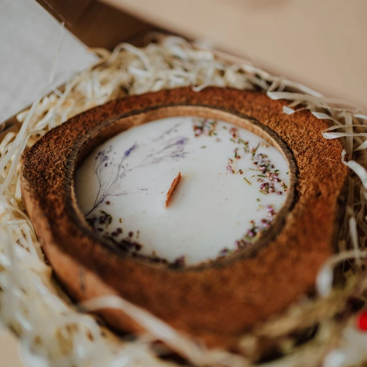 Świeca sojowa w KOKOSIE, duża - Słodkie Magnolie, 600 ml