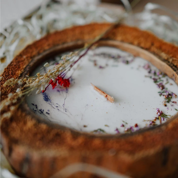 Świeca sojowa w KOKOSIE, duża - Słodkie Magnolie, 600 ml