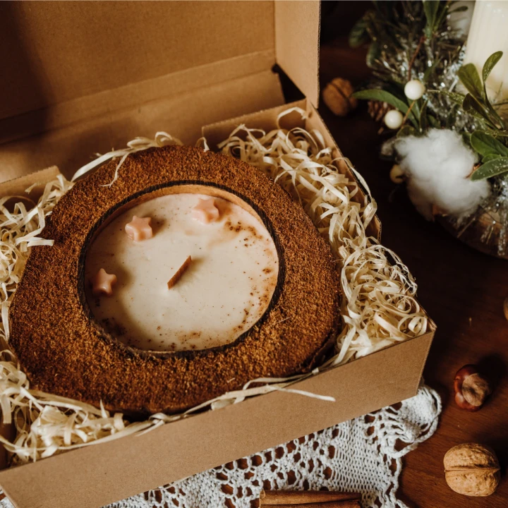 Świeca sojowa w KOKOSIE, duża - Ciasto Dyniowe, 600 ml