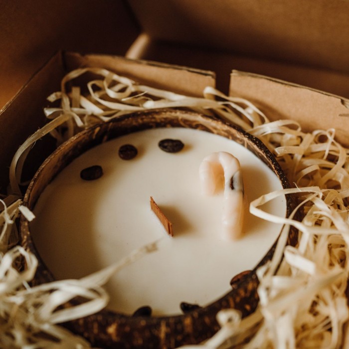 Świeca sojowa w KOKOSIE, duża - Cukierkowe Mochaccino, 550 ml