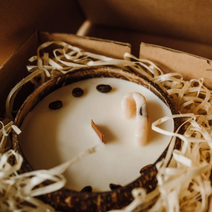 Świeca sojowa w KOKOSIE, duża - Cukierkowe Mochaccino, 550 ml