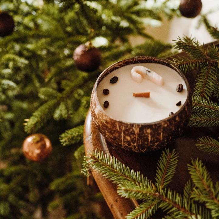 Świeca sojowa w KOKOSIE, duża - Cukierkowe Mochaccino, 550 ml