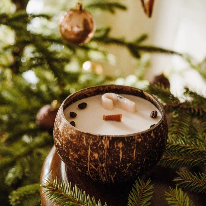 Świeca sojowa w KOKOSIE, duża - Cukierkowe Mochaccino, 550 ml