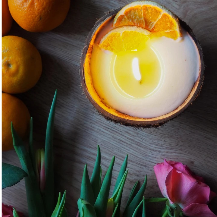 Swieca-sojowa-w-kokosie-mandarynka.png