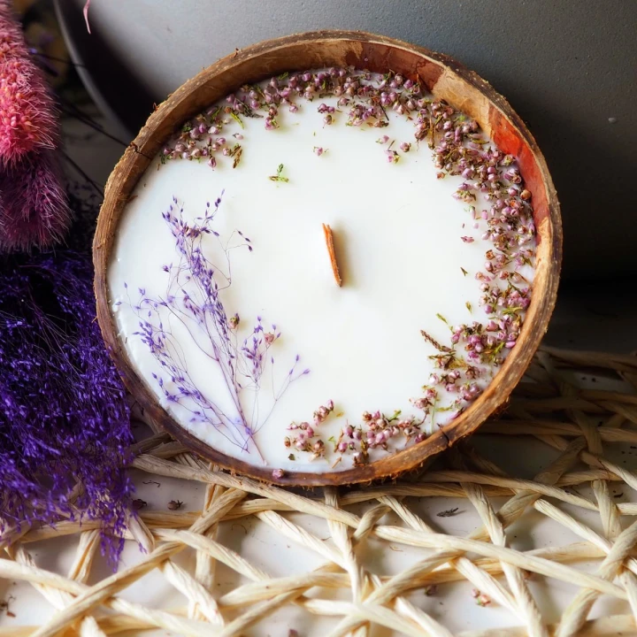 Świeca sojowa w KOKOSIE - Słodkie Magnolie, 300 ml