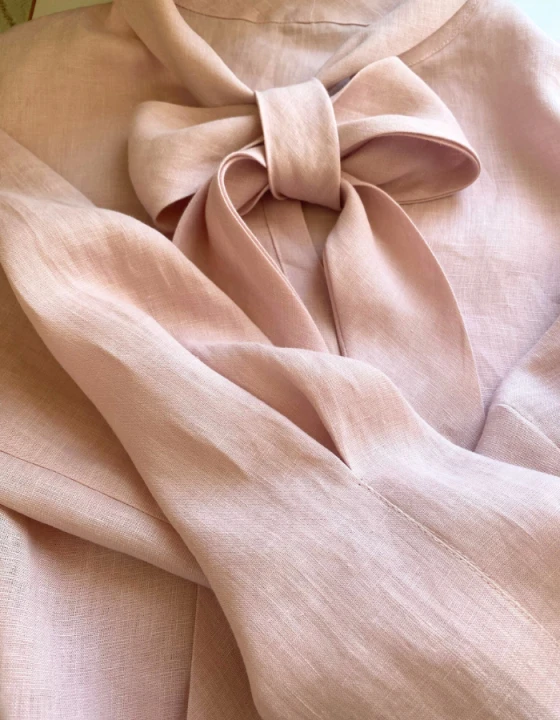 Bluzka koszulowa damska, mglisty róż LEN 100% - z wiązaniem pod szyją / rozmiar M