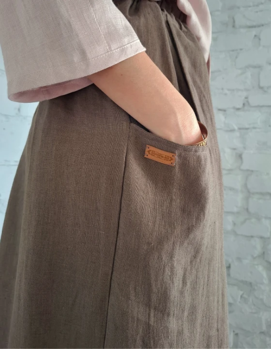 Spódnica z rozcięciem z przodu i kieszeniami, brązowa LEN 100% - rozmiar uniwersalny