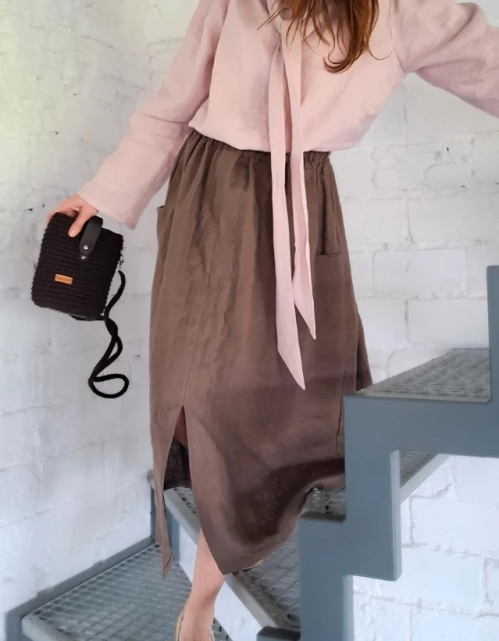 Spódnica z rozcięciem z przodu i kieszeniami, brązowa LEN 100% - rozmiar uniwersalny