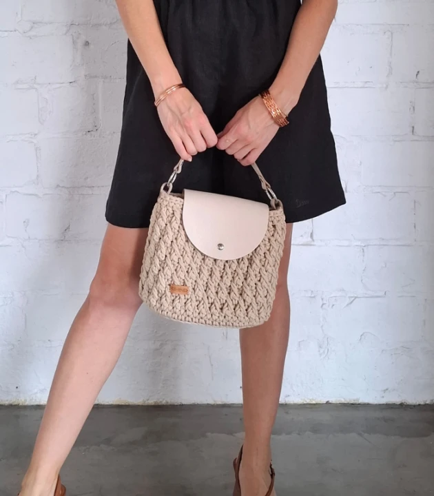 torebka_pleciona_kuferek_bezowa