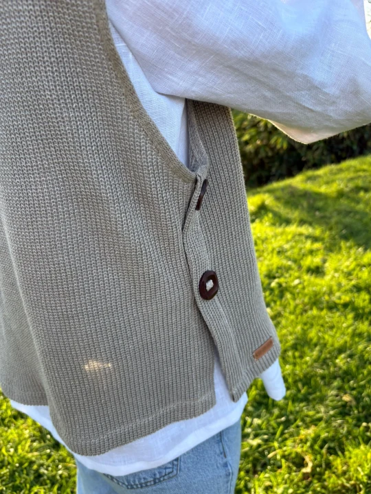 Lniany dzianinowy bezrękawnik z półgolfem