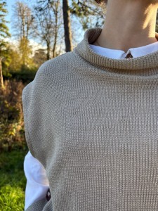 Lniany dzianinowy bezrękawnik z półgolfem
