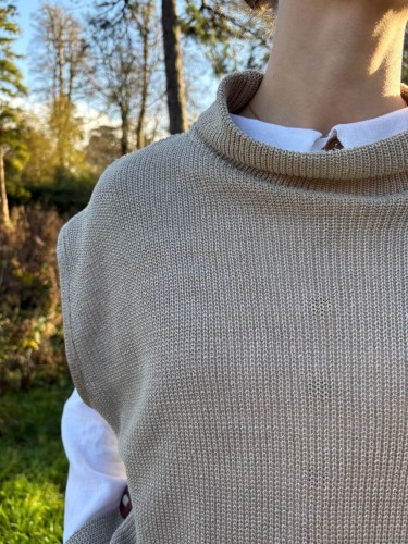 Lniany dzianinowy bezrękawnik z półgolfem