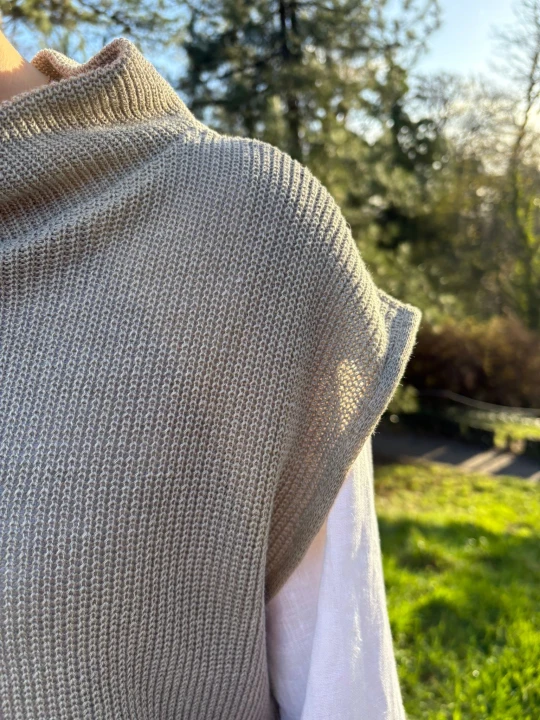 Lniany dzianinowy bezrękawnik z półgolfem