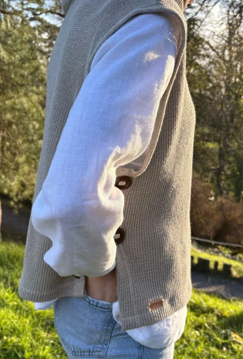 Lniany dzianinowy bezrękawnik z półgolfem