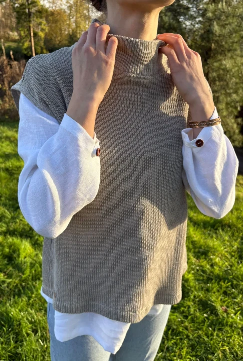 Lniany dzianinowy bezrękawnik z półgolfem