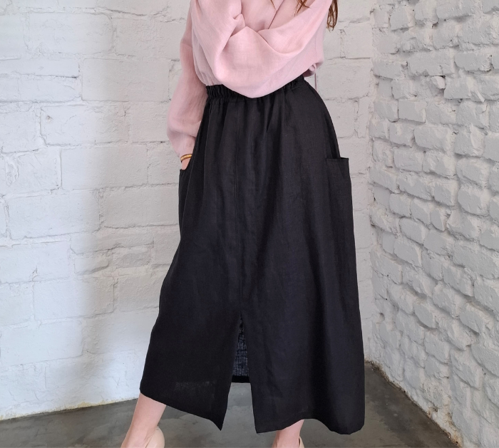 Spódnica z rozcięciem z przodu i kieszeniami, czarna LEN 100% - rozmiar uniwersalny