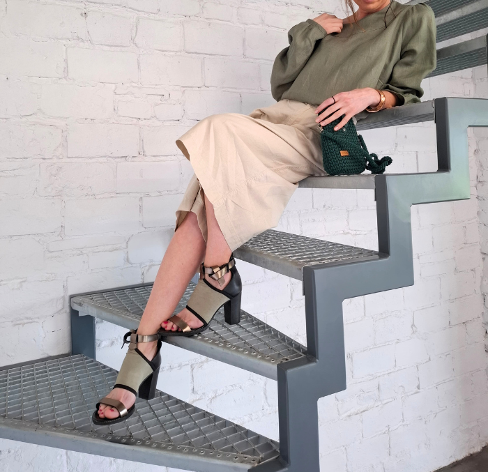 Bluzka koszulowa damska, zieleń awokado LEN 100% - z chokerem w kształcie RÓŻY