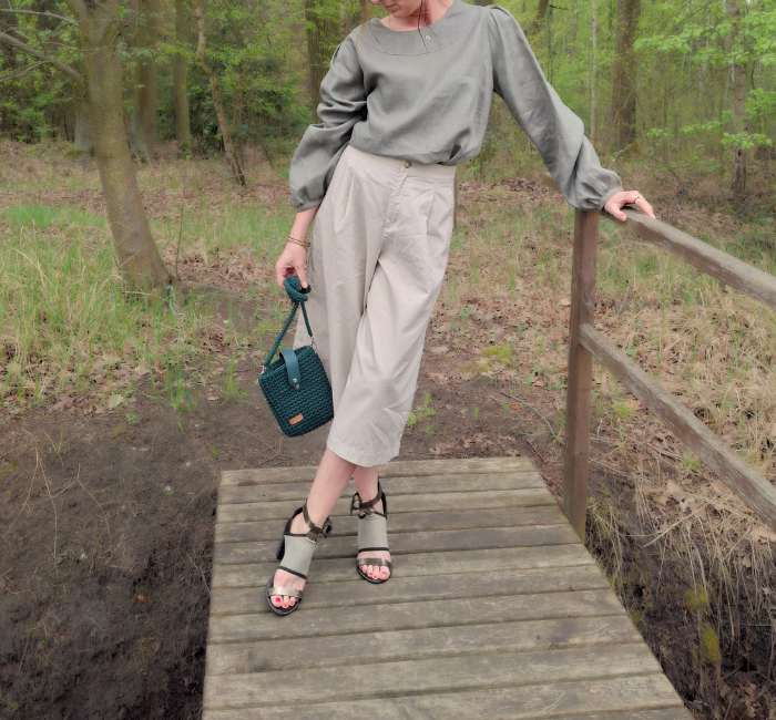 Bluzka koszulowa damska, zieleń awokado LEN 100% - z chokerem w kształcie RÓŻY