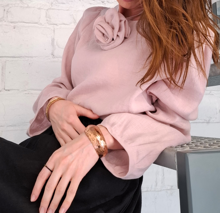 Bluzka koszulowa damska, mglisty róż LEN 100% - z chokerem w kształcie RÓŻY / rozmiarM