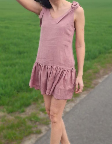 Lniana Sukienka na wiązanych ramiączkach, Z FALBANAMI - różowa