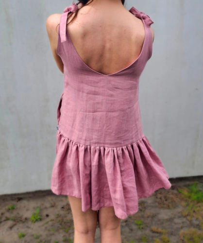 Lniana Sukienka na wiązanych ramiączkach, Z FALBANAMI - różowa