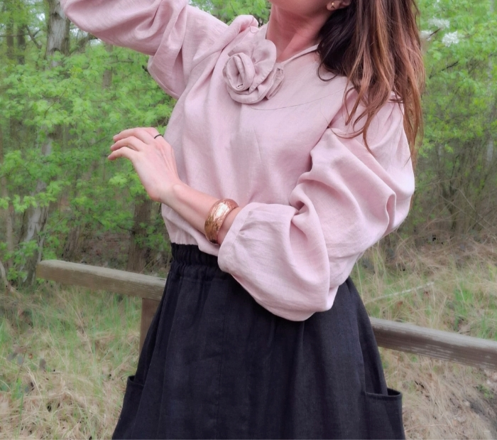 Bluzka koszulowa damska, mglisty róż LEN 100% - z chokerem w kształcie RÓŻY / rozmiarM