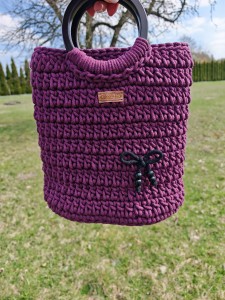 Torebka pleciona z drewnianymi uchwytami z czarnym skórzanym dnem, orchidea, rękodzieło