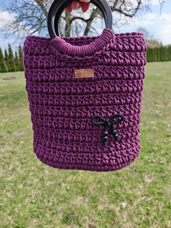 Torebka pleciona z drewnianymi uchwytami z czarnym skórzanym dnem, orchidea, rękodzieło