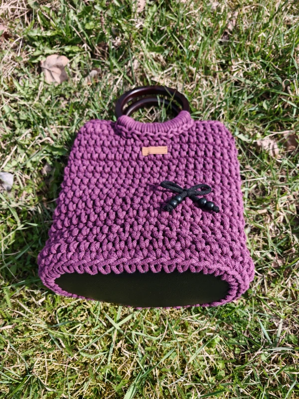 Torebka pleciona z drewnianymi uchwytami z czarnym skórzanym dnem, orchidea, rękodzieło