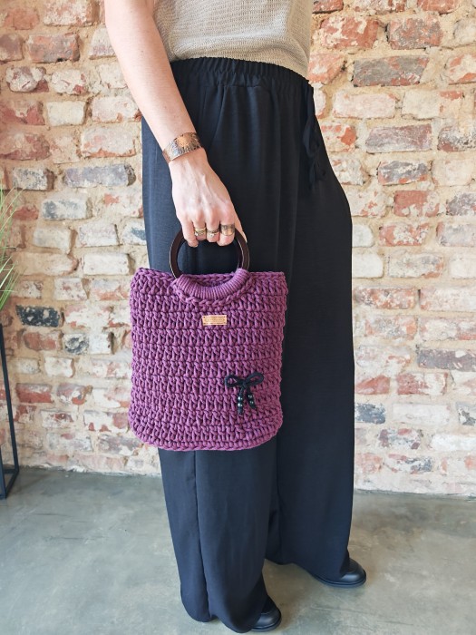 Torebka pleciona z drewnianymi uchwytami z czarnym skórzanym dnem, orchidea, rękodzieło