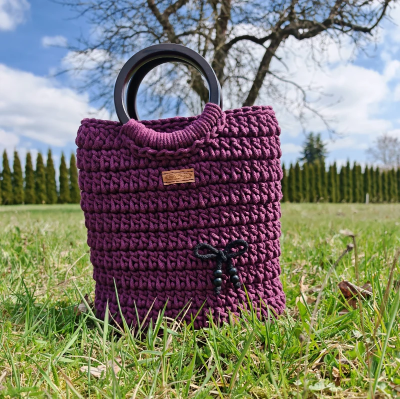 Torebka pleciona z drewnianymi uchwytami z czarnym skórzanym dnem, orchidea, rękodzieło