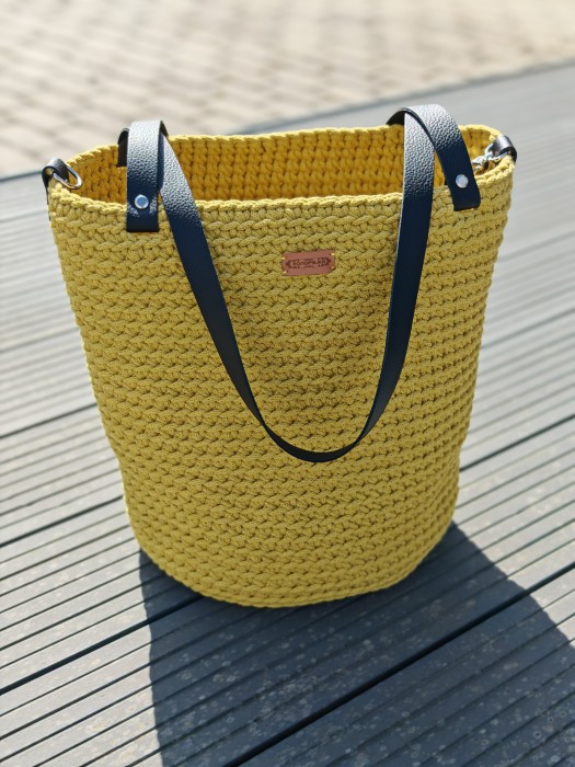 Torebka pleciona Shopper z czarnymi uchwytami oraz zapięciem z ekoskóry,kolor karambola, rękodzieło